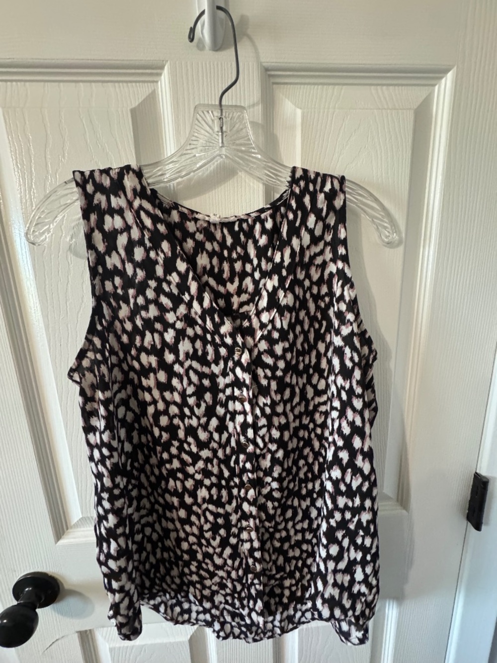 Maurice‘s sleeveless blouse, black with white and pink pattern